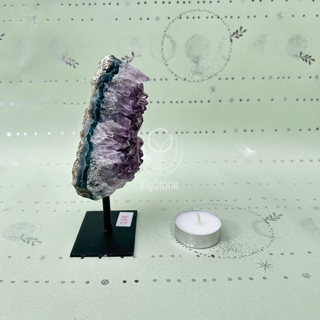 Amethyst auf Metallständer