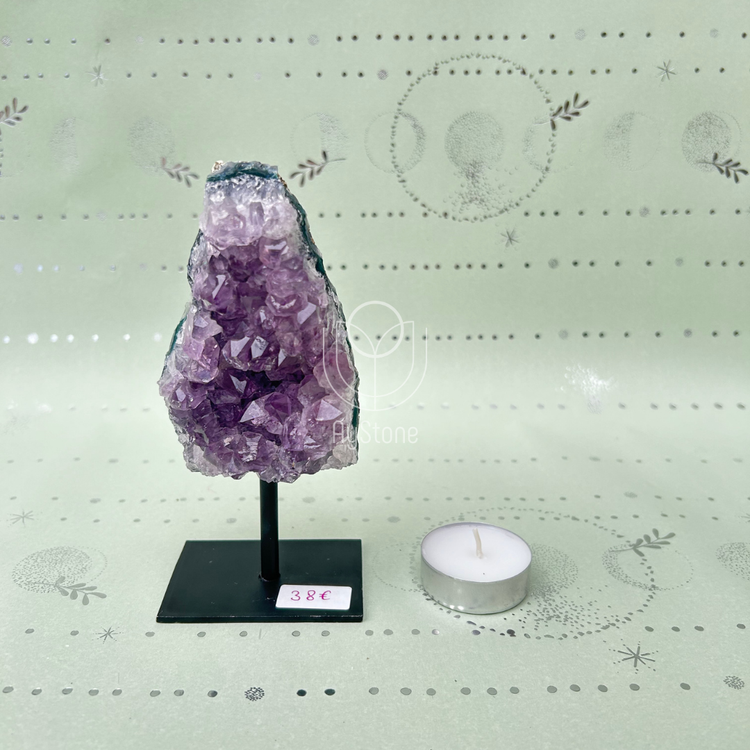 Amethyst auf Metallständer