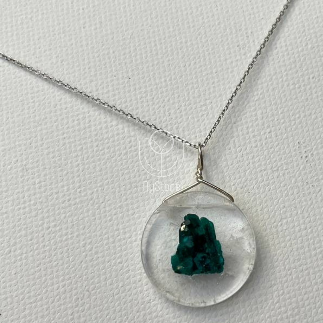 Gümüş delikli bir kaya kristali disk üzerinde diyoptaz