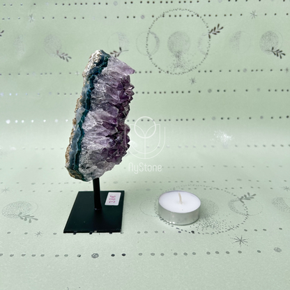 Amethyst auf Metallständer